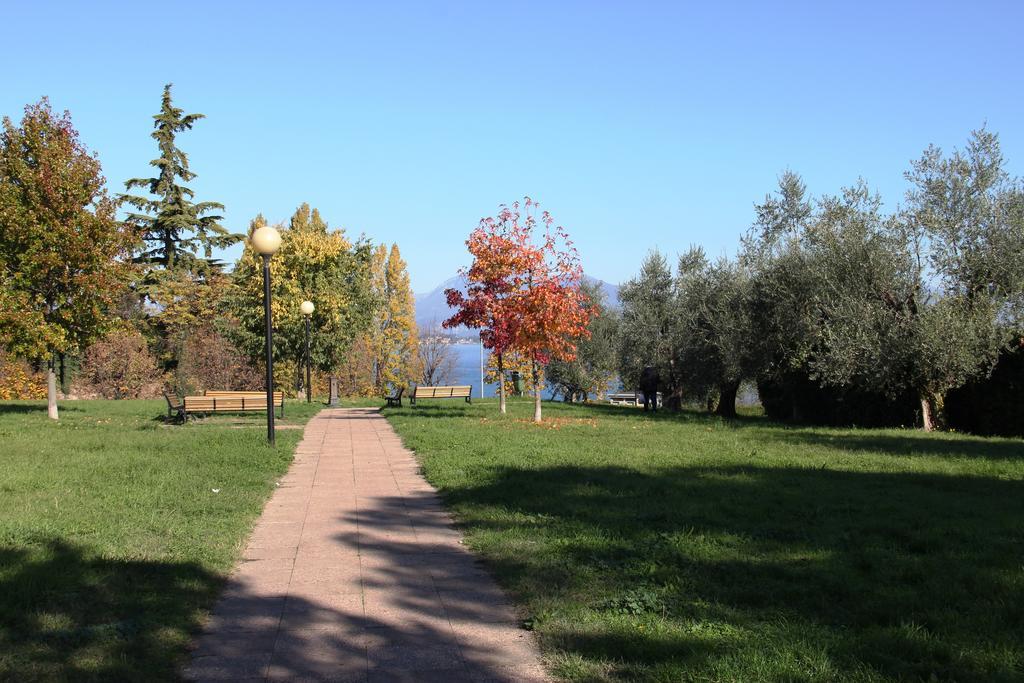 Апартаменты Antico Borgo Дезенцано-дель-Гарда Номер фото